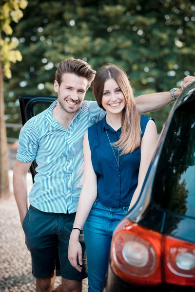 Jovens amantes casal bonito — Fotografia de Stock