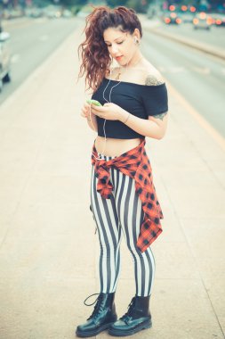 kırmızı kıvırcık saçlı genç güzel hipster kadın