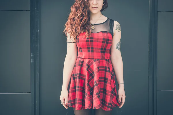 Jovem bela mulher hipster com cabelo encaracolado vermelho — Fotografia de Stock