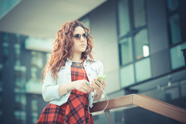 Jeune belle femme hipster avec des cheveux bouclés rouges — Photo