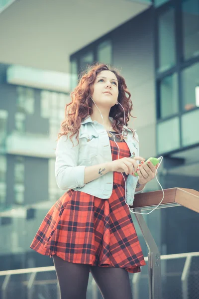 Ung vacker hipster kvinna med rött lockigt hår — Stockfoto