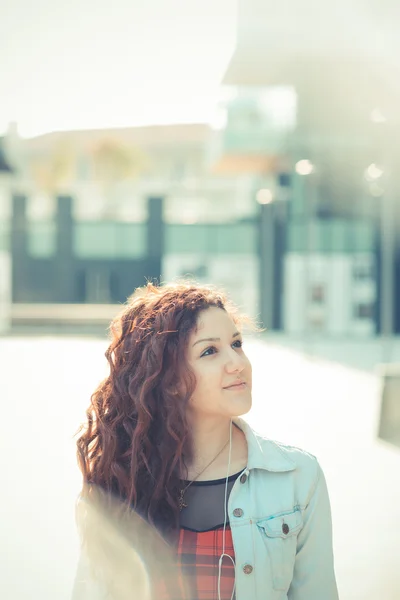 Jonge mooie hipster vrouw met rode krullend haar — Stockfoto