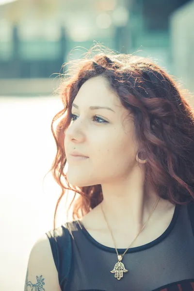 Jeune belle femme hipster avec des cheveux bouclés rouges — Photo