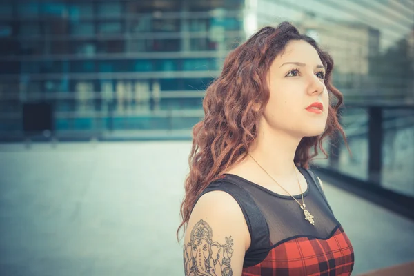 Mujer con el pelo rizado rojo —  Fotos de Stock