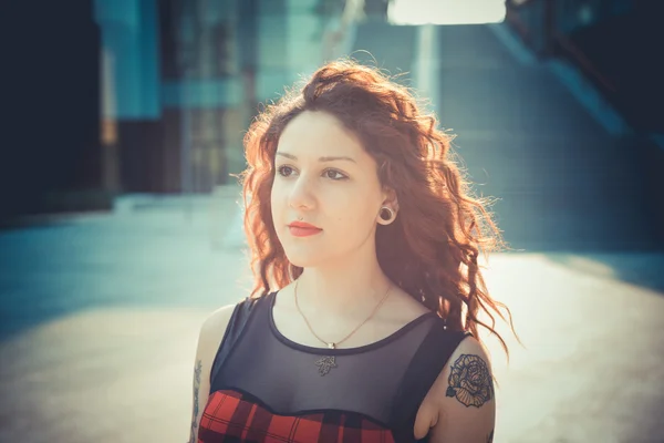 Mujer con el pelo rizado rojo — Foto de Stock