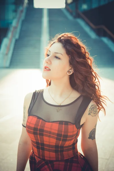 Mulher com cabelo encaracolado vermelho — Fotografia de Stock