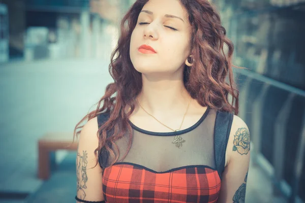 Jonge mooie hipster vrouw met rode krullend haar — Stockfoto
