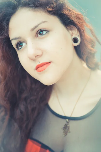Junge schöne Hipster-Frau mit roten lockigen Haaren — Stockfoto