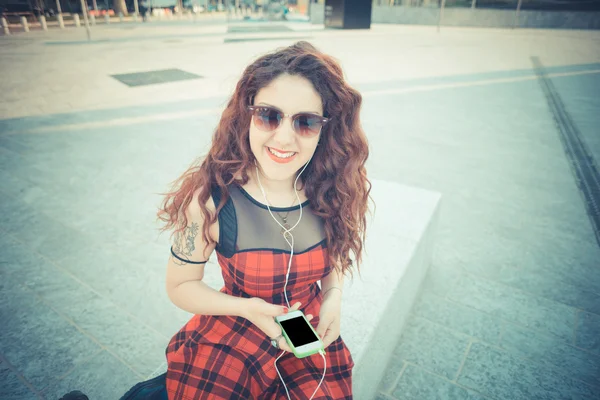 Jovem bela mulher hipster com cabelo encaracolado vermelho — Fotografia de Stock