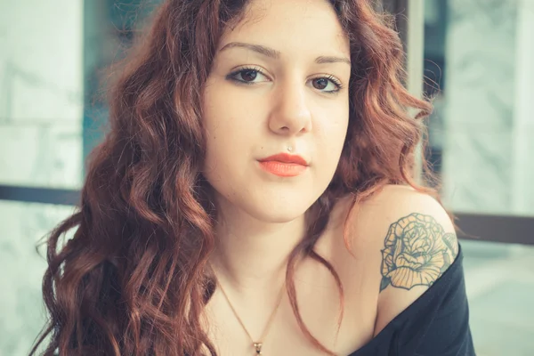 Junge schöne Hipster-Frau mit roten lockigen Haaren — Stockfoto