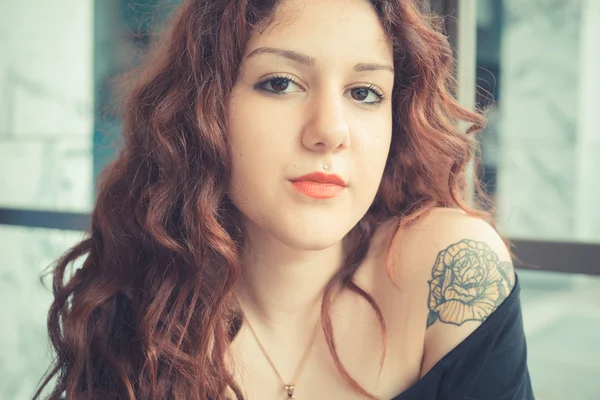 kırmızı kıvırcık saçlı genç güzel hipster kadın