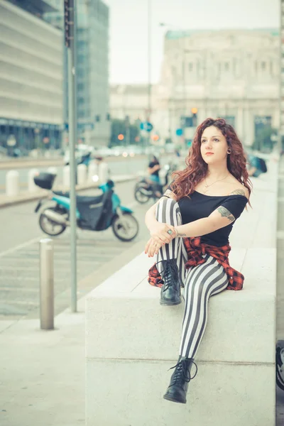 Frau mit roten lockigen Haaren — Stockfoto