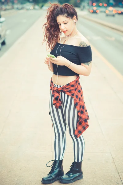 Jonge mooie hipster vrouw met rode krullend haar — Stockfoto