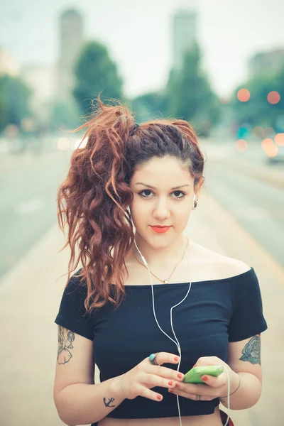 Jonge mooie hipster vrouw met rode krullend haar — Stockfoto