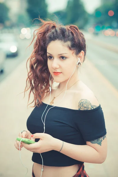 Joven hermosa mujer hipster con el pelo rizado rojo — Foto de Stock