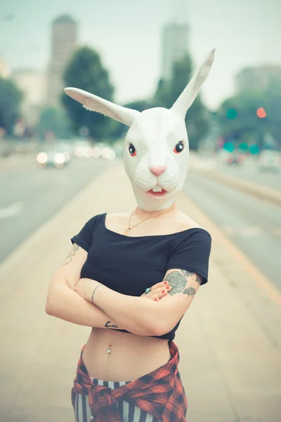 Konijn masker vrouw — Stockfoto