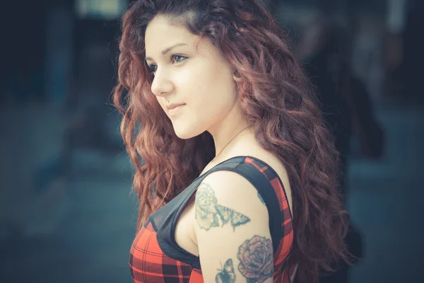 Jovem bela mulher hipster com cabelo encaracolado vermelho — Fotografia de Stock