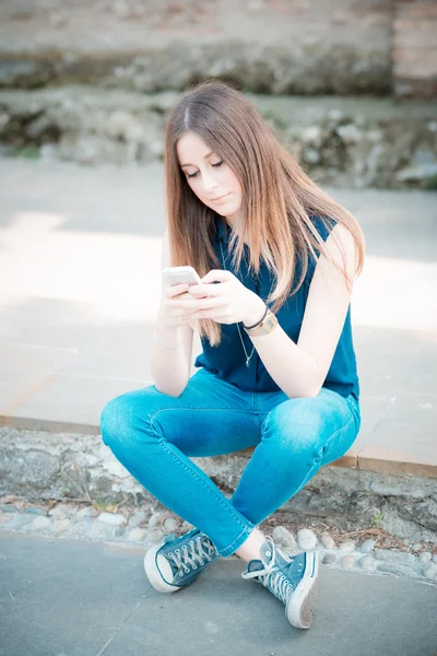 Junge schöne Hipster-Frau — Stockfoto