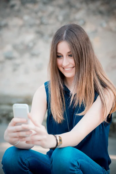 若い美しい流行に敏感な女性 — ストック写真