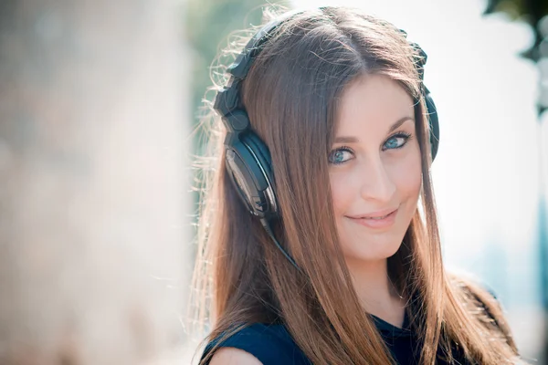 Young beautiful hipster woman listening music — Stock Photo, Image