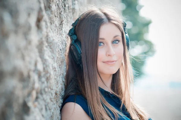 Joven hermosa mujer hipster escuchando música — Foto de Stock