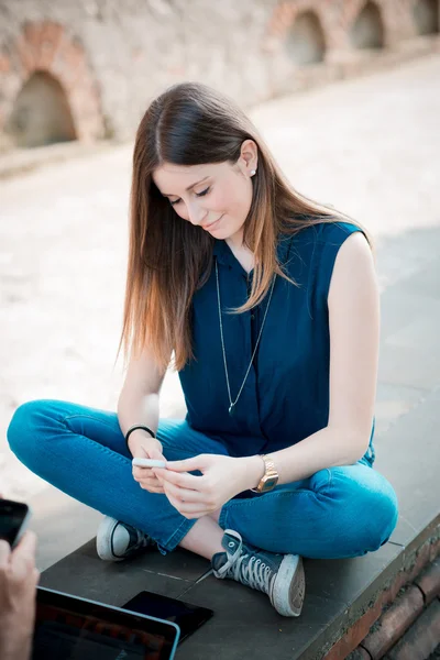 Giovane bella donna hipster — Foto Stock