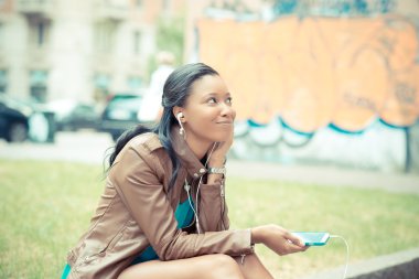 kadın dinleme müzik kulaklık