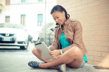 Tablet kullanan kadın