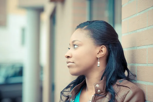 Beautiful african young woman — Stock Photo, Image