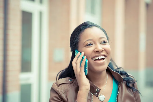 Bella africana giovane donna utilizzando smartphone — Foto Stock