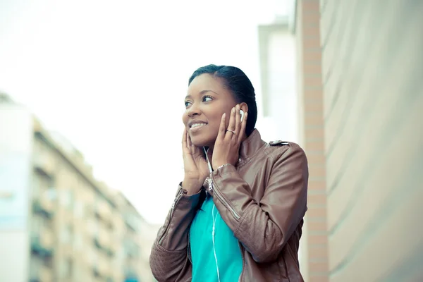 Bella africana giovane donna ascolto musica auricolari — Foto Stock