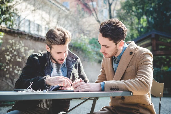 Dois jovens homens de negócios modelo de moda bonito usando tablet — Fotografia de Stock