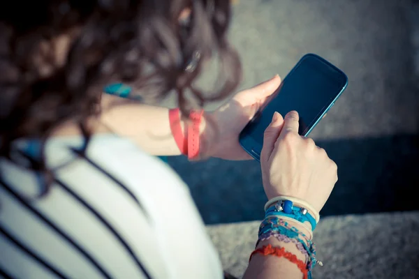Närbild på händer kvinnan använder smart telefon — Stockfoto
