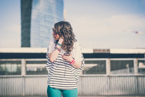 Femme avec téléphone intelligent — Photo