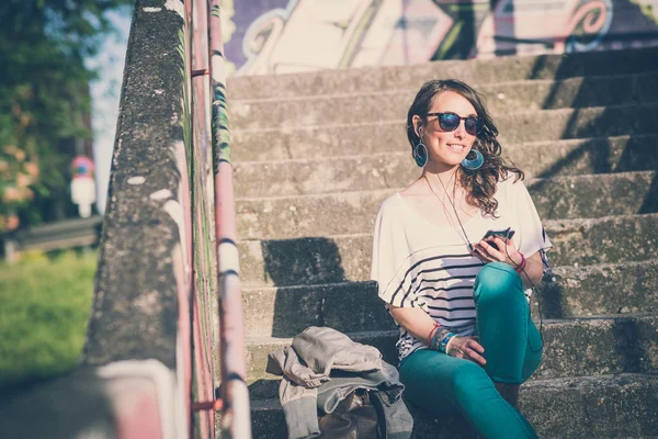 Femme avec téléphone intelligent — Photo