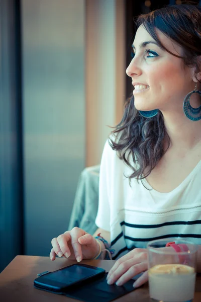 Mujer con teléfono inteligente — Foto de Stock