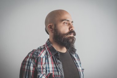 hipster uzun sakallı ve bıyıklı adam 