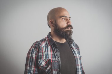 hipster uzun sakallı ve bıyıklı adam 