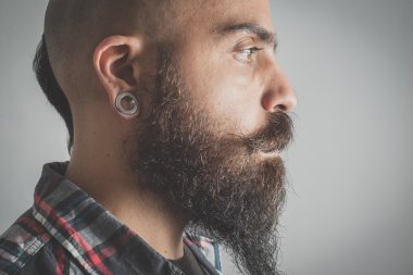 hipster uzun sakallı ve bıyıklı adam 