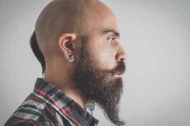 hipster uzun sakallı ve bıyıklı adam 