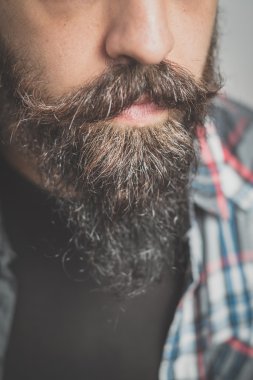 hipster uzun sakallı ve bıyıklı adam 