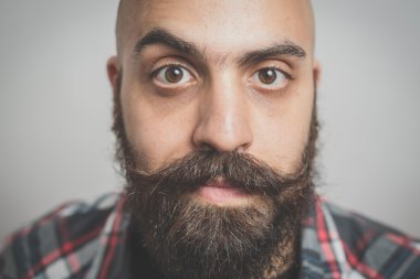 hipster uzun sakallı ve bıyıklı adam 