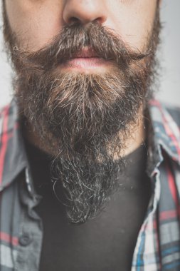 hipster uzun sakallı ve bıyıklı adam 