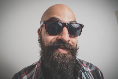 hipster uzun sakallı ve bıyıklı adam 