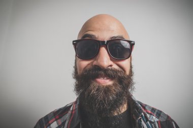 hipster uzun sakallı ve bıyıklı adam 