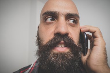 hipster uzun sakallı ve bıyıklı adam cep telefonu ile