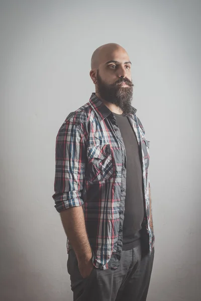 Hipster barbudo largo y bigote hombre — Foto de Stock