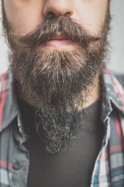 Hipster barbudo largo y bigote hombre — Foto de Stock