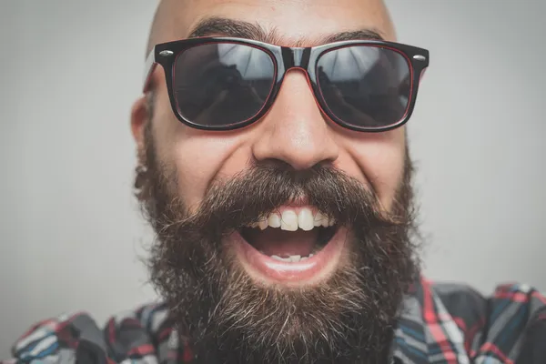 Hipster longo barbudo e bigode homem — Fotografia de Stock