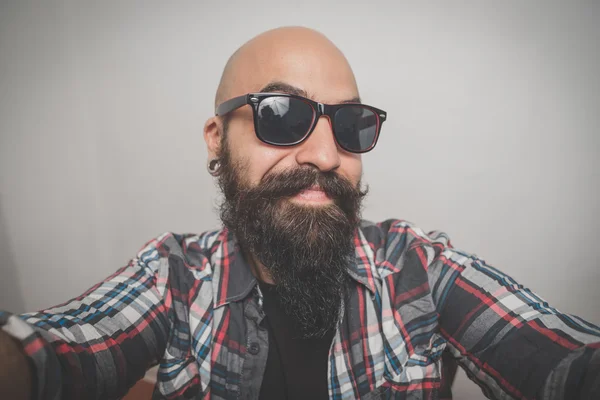 Hipster longo barbudo e bigode homem — Fotografia de Stock